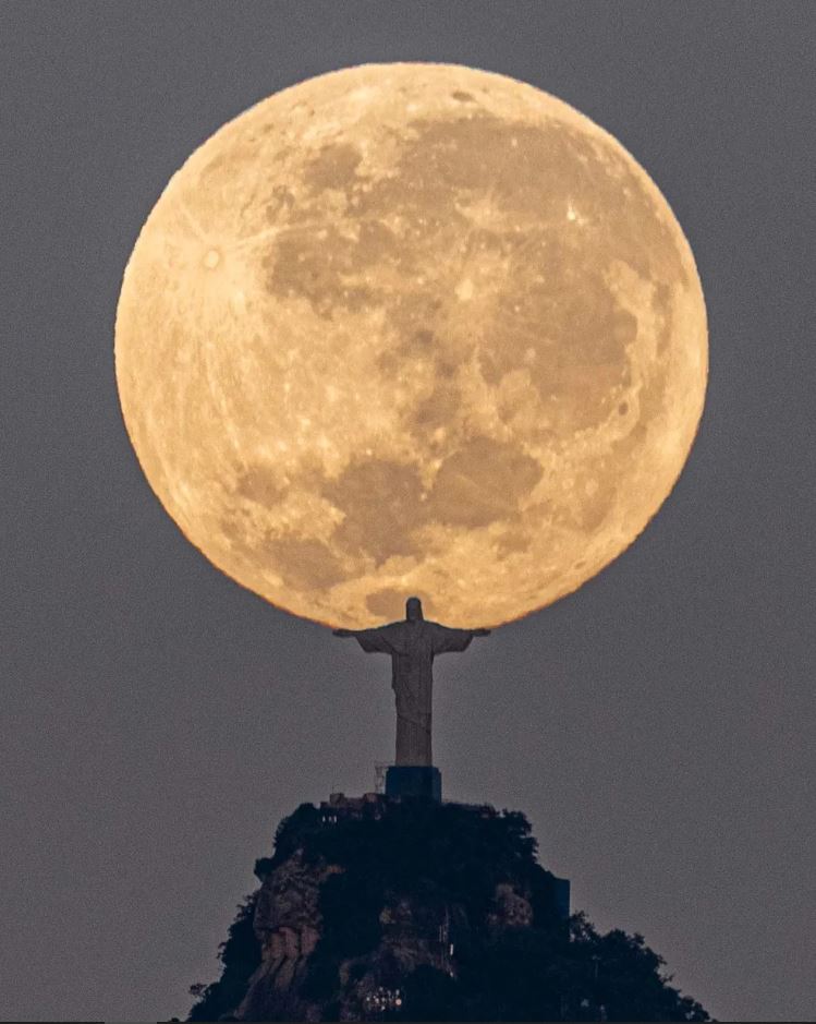 Cristo segurando a Lua viralizou na internet - Foto de Leonardo Sens
